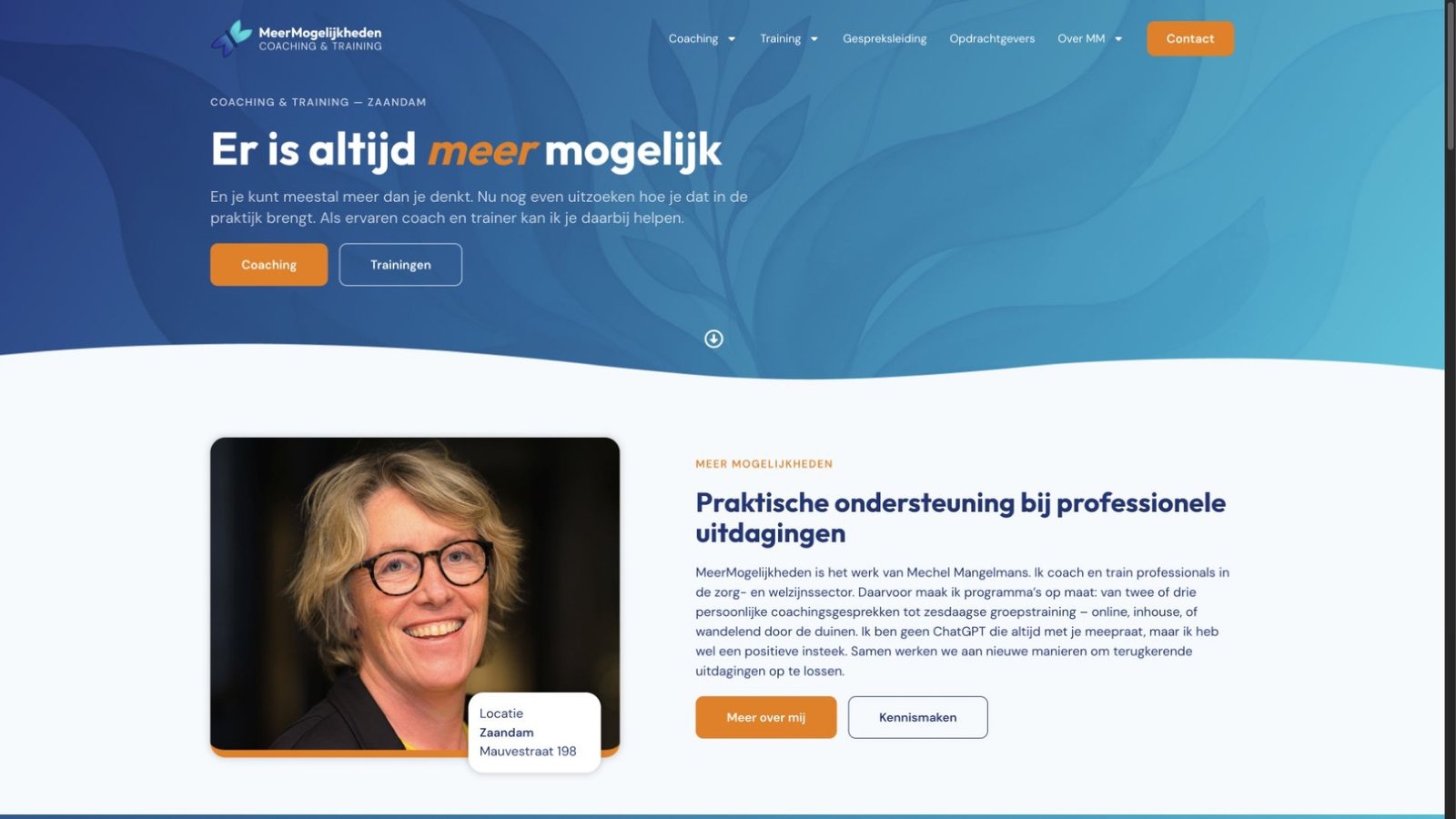Homepage van MeerMogelijkheden met de blauwe en aqua huisstijl en een portret van Mechel Mangelmans.
