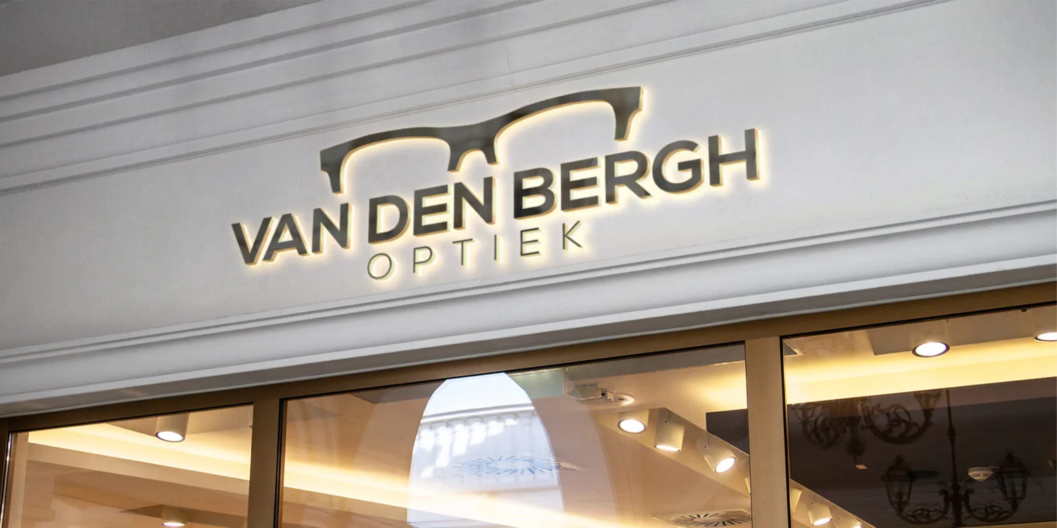 Brandingpresentatie van Van den Bergh Optiek met logo, winkelbeeld en website.